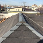 屋根専門店の葺き替え工事は、防水シートでさえ、ただ貼ってるだけではありません。