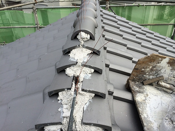 東京都杉並区、日本瓦への耐震屋根リフォーム、葺き替え工事、棟瓦の仕上げ２