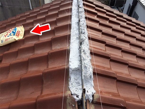 東京都杉並区、和型の釉薬瓦の屋根、棟の取り直し工事、鉄筋工法で棟瓦の土台を設置２