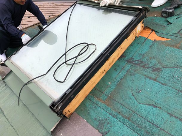 天窓交換工事事例　周辺屋根材の撤去