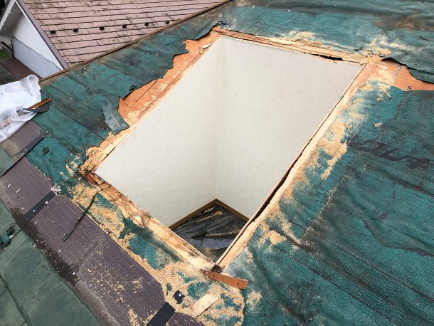 天窓交換工事事例　古い天窓の撤去