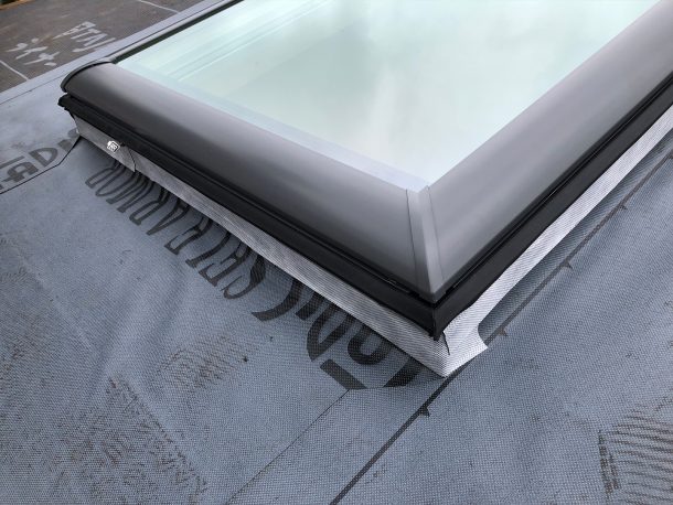 天窓交換工事事例　新しい防水シートの施工