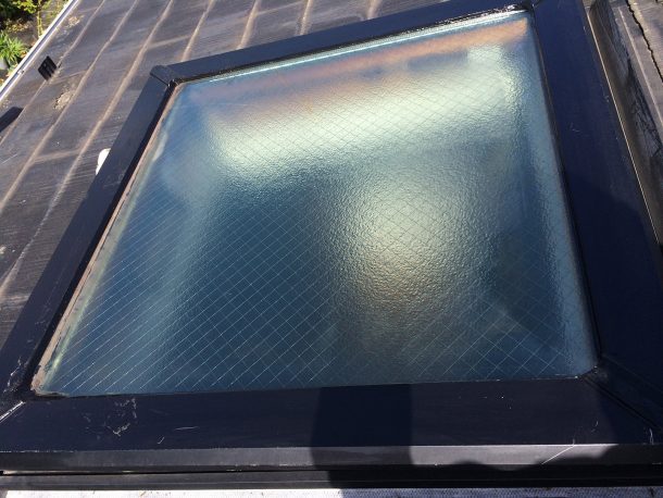 【横浜市青葉区】天窓のガラスパッキン劣化による雨漏りの修理工事の事例５