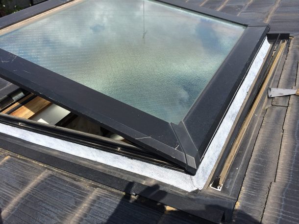 【横浜市青葉区】天窓のガラスパッキン劣化による雨漏りの修理工事の事例６