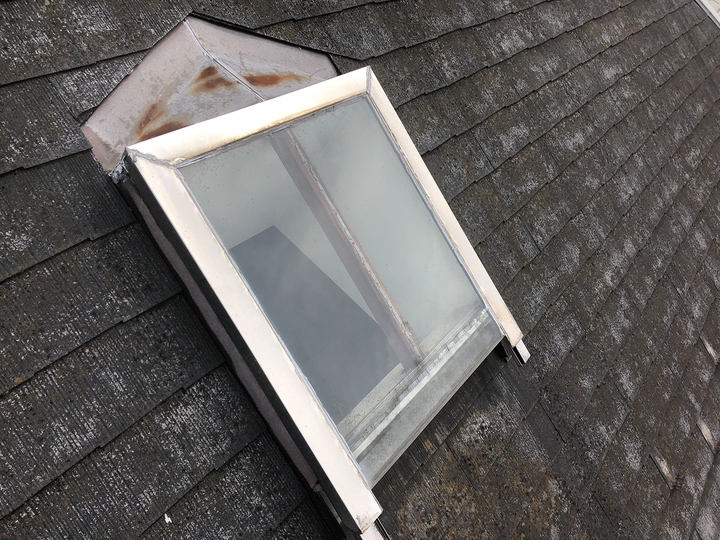 【東京都調布市】天窓のガラスパッキン劣化による雨漏りの修理工事の事例２