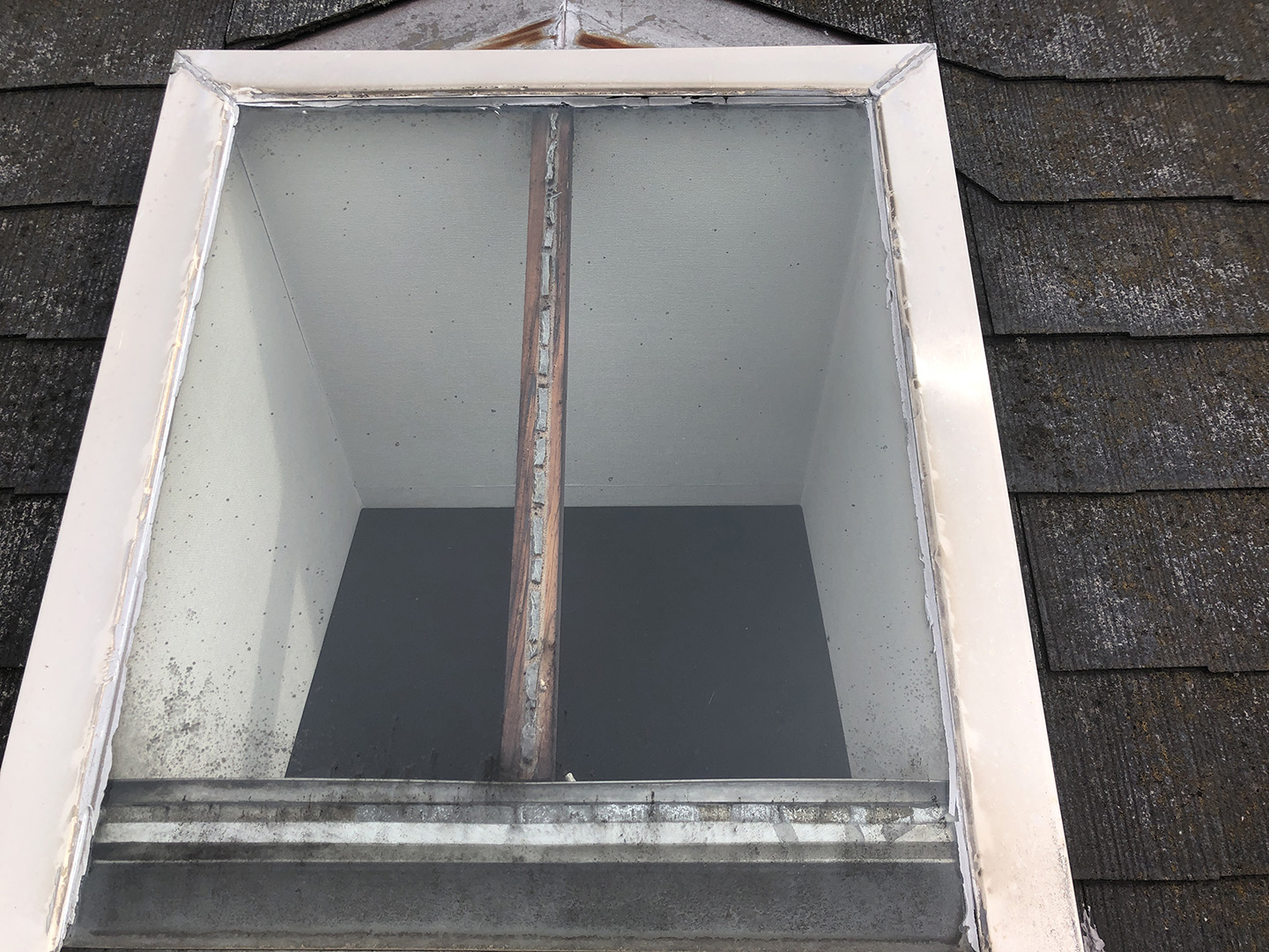 【東京都調布市】天窓のガラスパッキン劣化による雨漏りの修理工事の事例３