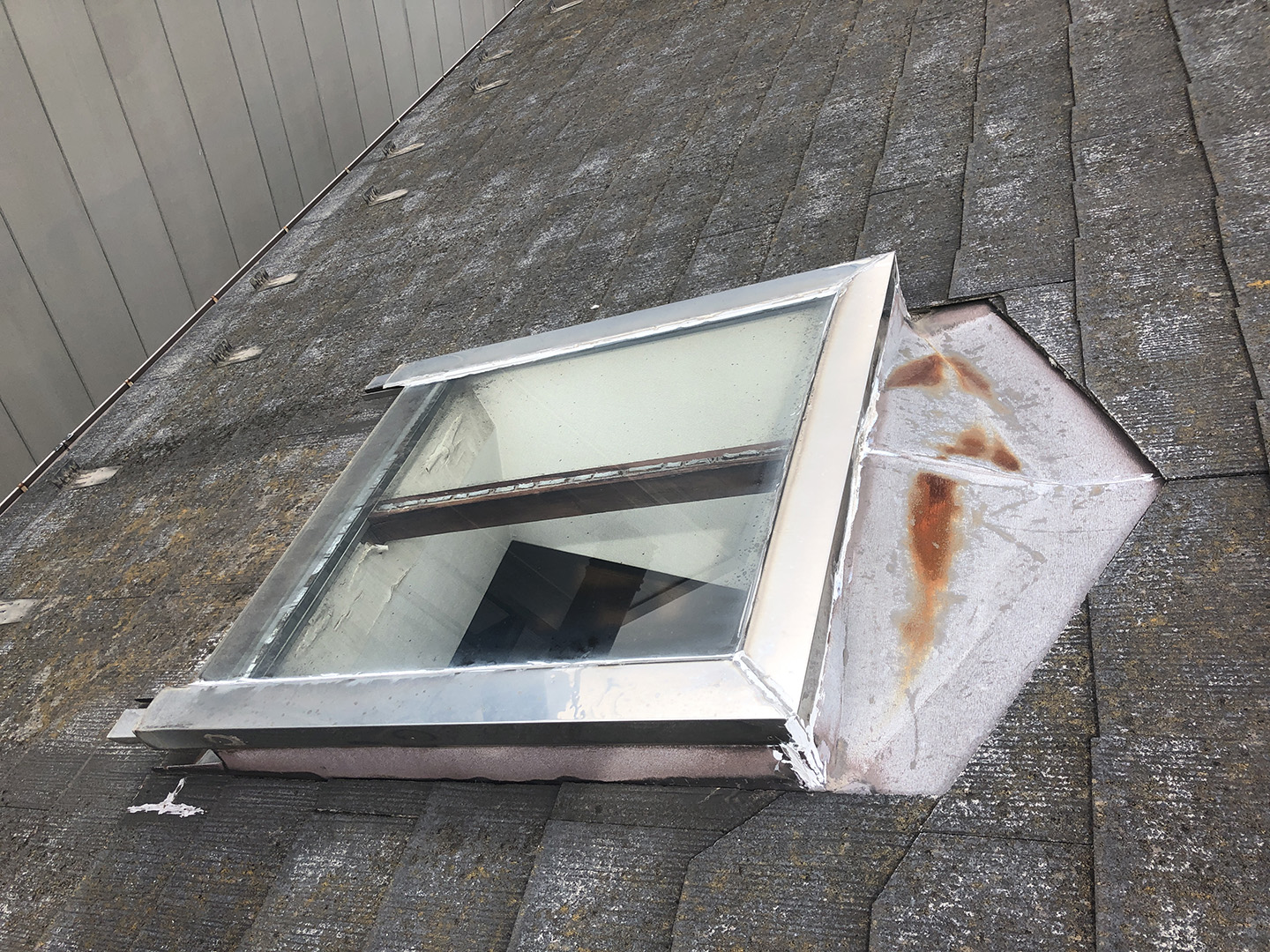 【東京都調布市】天窓のガラスパッキン劣化による雨漏りの修理工事の事例４