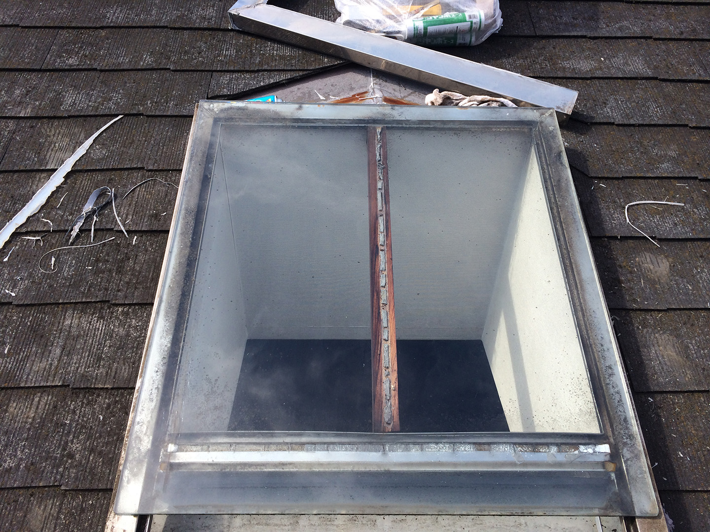 【東京都調布市】天窓のガラスパッキン劣化による雨漏りの修理工事の事例５