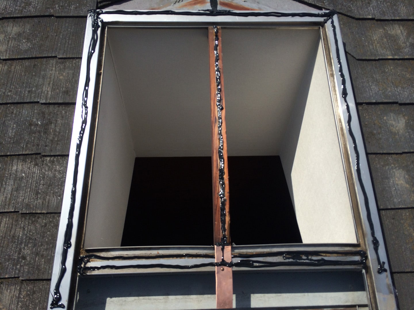 【東京都調布市】天窓のガラスパッキン劣化による雨漏りの修理工事の事例７