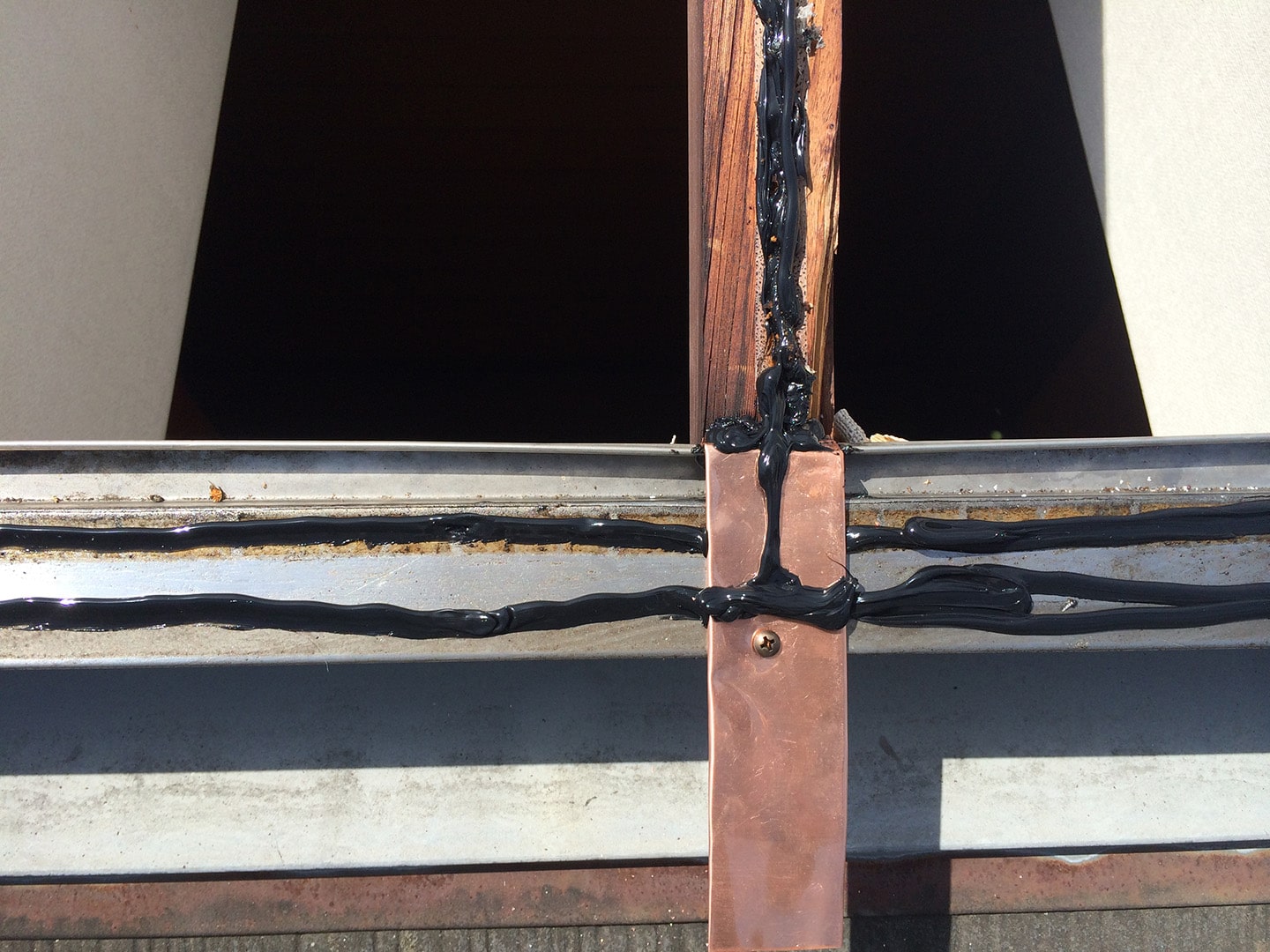【東京都調布市】天窓のガラスパッキン劣化による雨漏りの修理工事の事例８