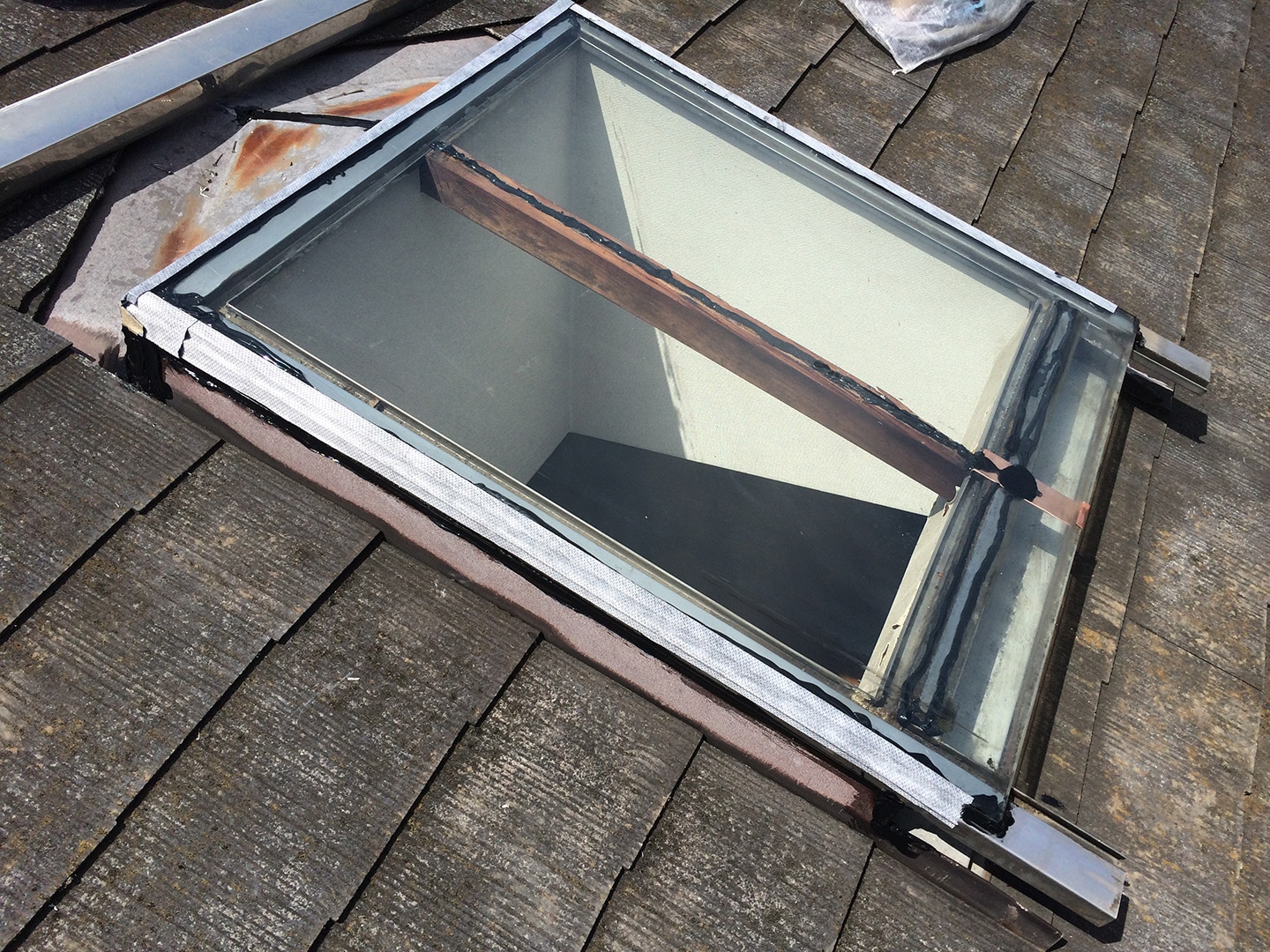 【東京都調布市】天窓のガラスパッキン劣化による雨漏りの修理工事の事例１２