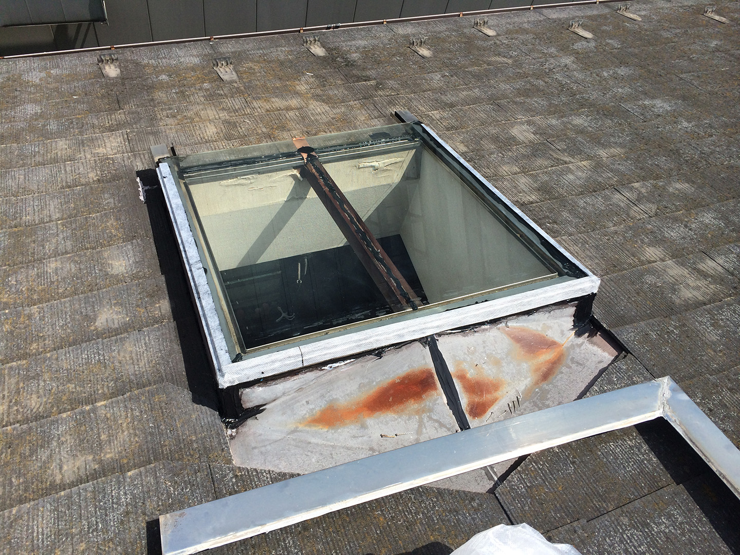 【東京都調布市】天窓のガラスパッキン劣化による雨漏りの修理工事の事例１３