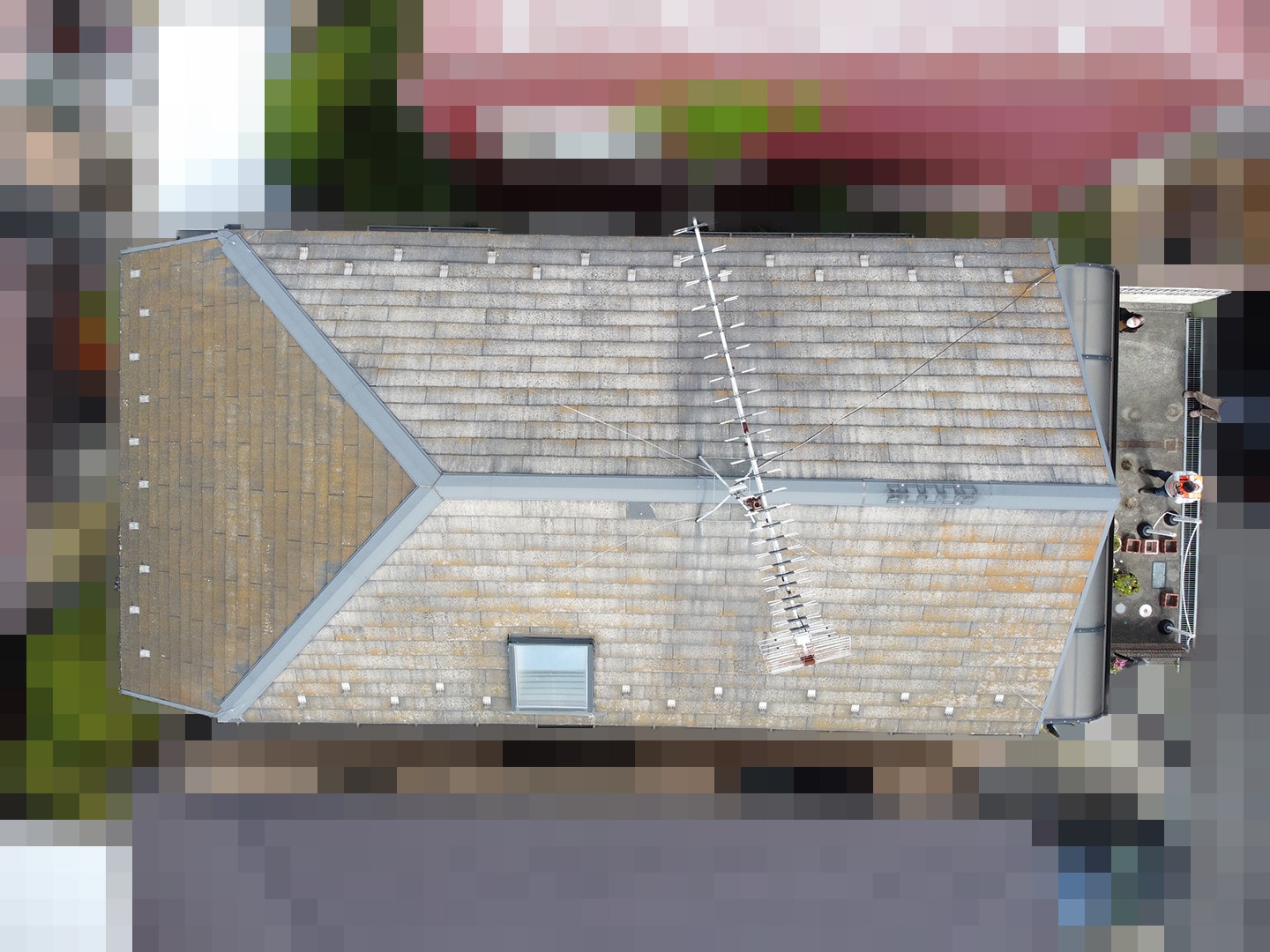 【東京都八王子市】スレート・レサス屋根、棟板金の交換工事と、ひび割れ修理の事例１
