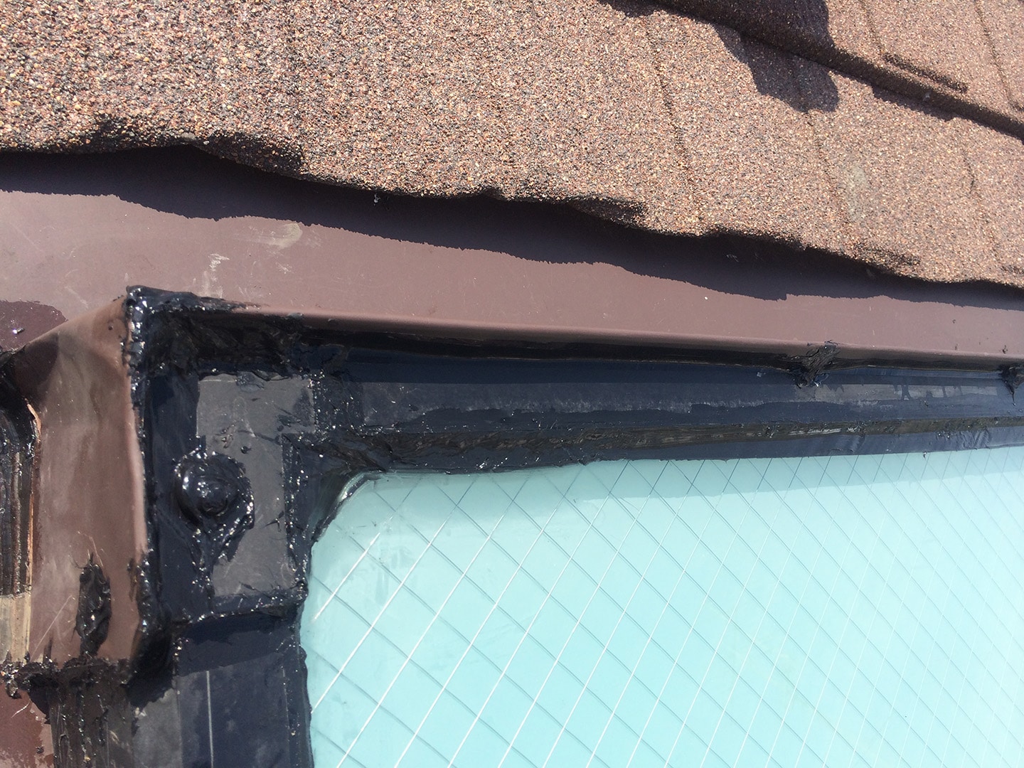 【神奈川県大和市】立山アルミの天窓のガラスパッキン劣化による雨漏りの修理工事の事例１６