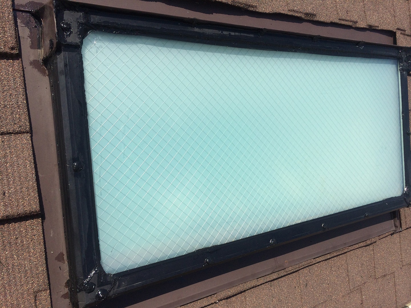 【神奈川県大和市】立山アルミの天窓のガラスパッキン劣化による雨漏りの修理工事の事例２０