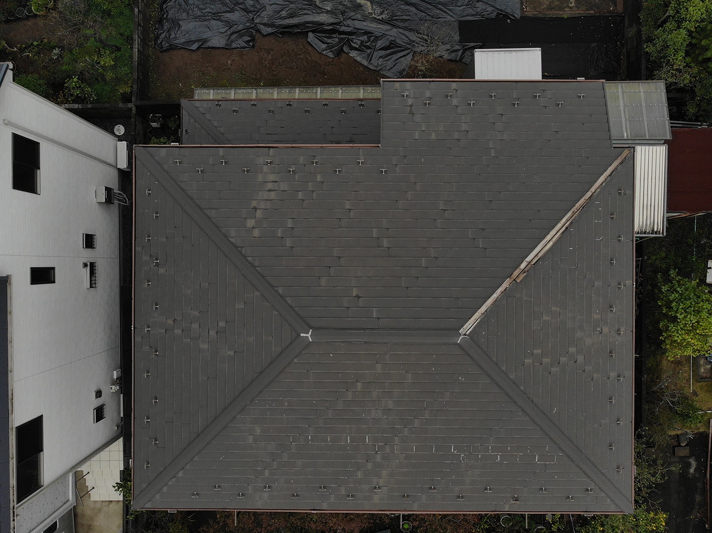 【千葉県市原市】台風で被災した金属屋根、棟板金の交換修理工事の事例１