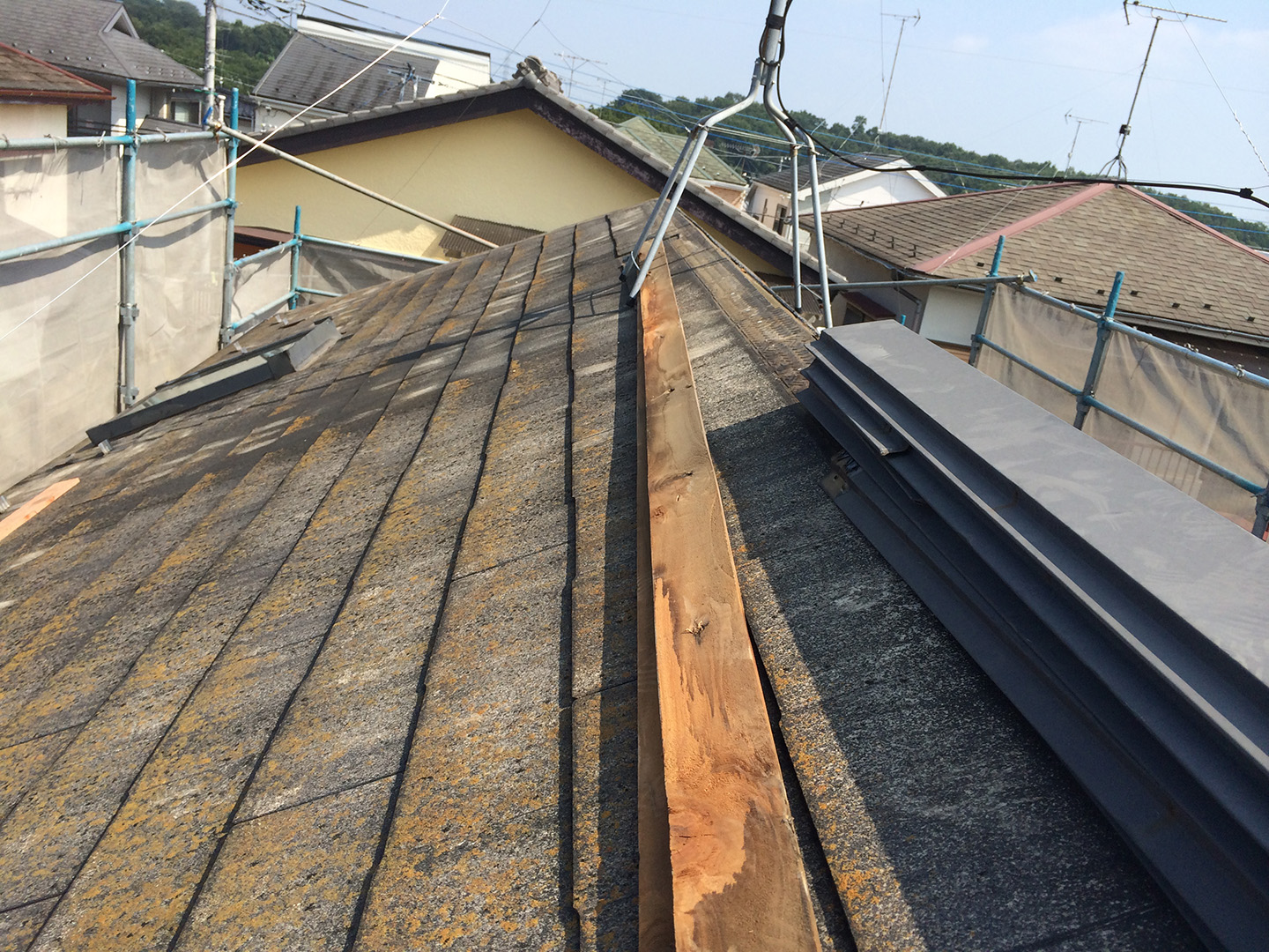 【東京都八王子市】スレート・レサス屋根、棟板金の交換工事と、ひび割れ修理の事例４