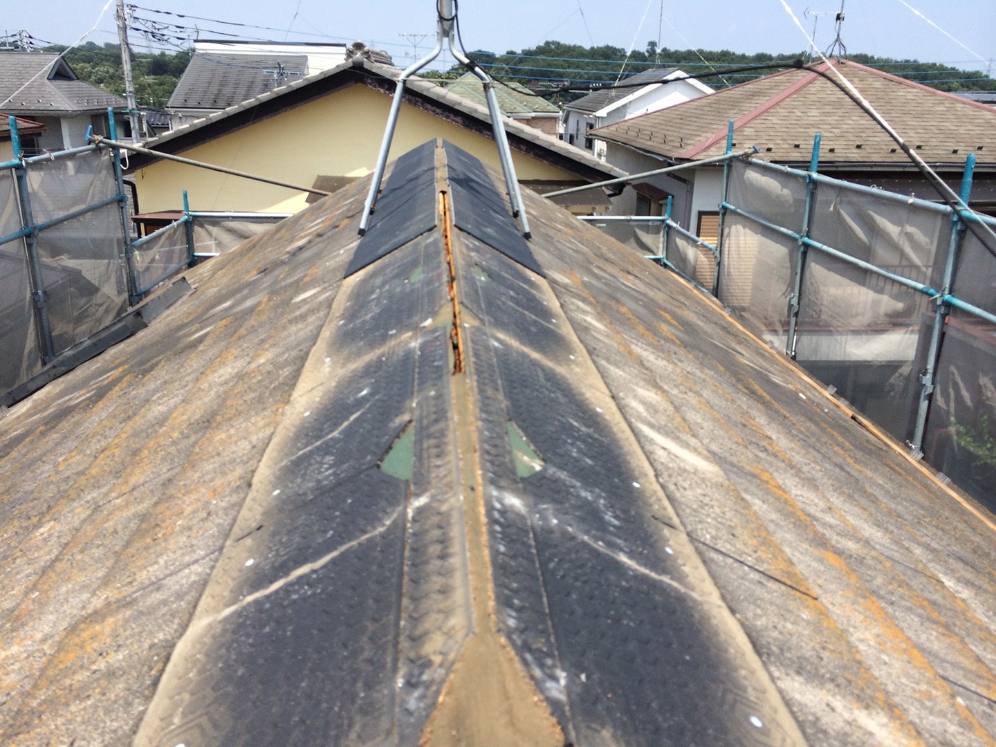 【東京都八王子市】スレート・レサス屋根、棟板金の交換工事と、ひび割れ修理の事例５