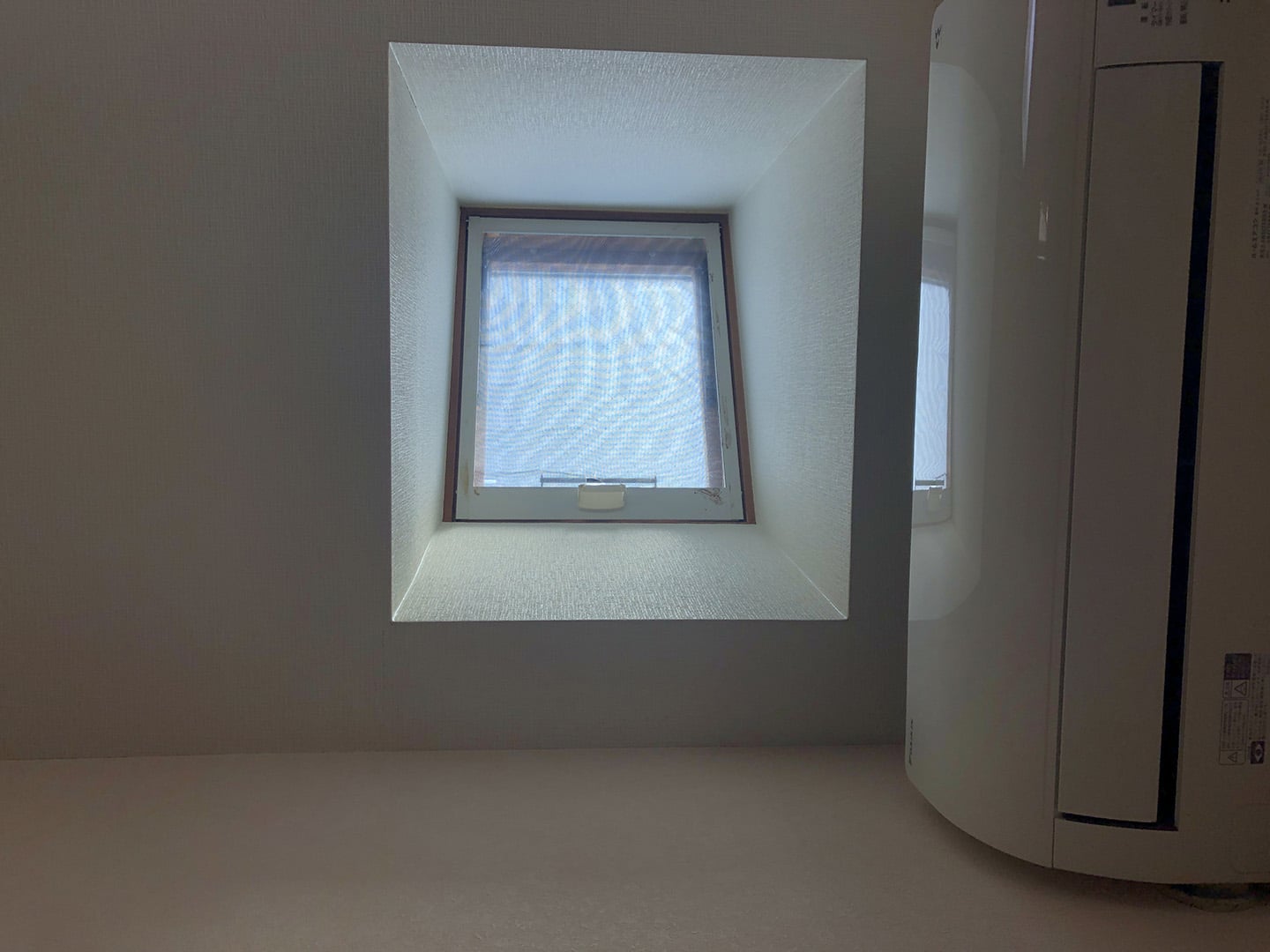 【東京都江戸川区】天窓のガラスパッキン劣化による雨漏りの修理工事の事例１