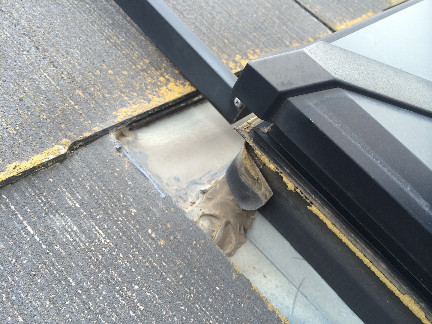 【東京都江戸川区】天窓のガラスパッキン劣化による雨漏りの修理工事の事例４