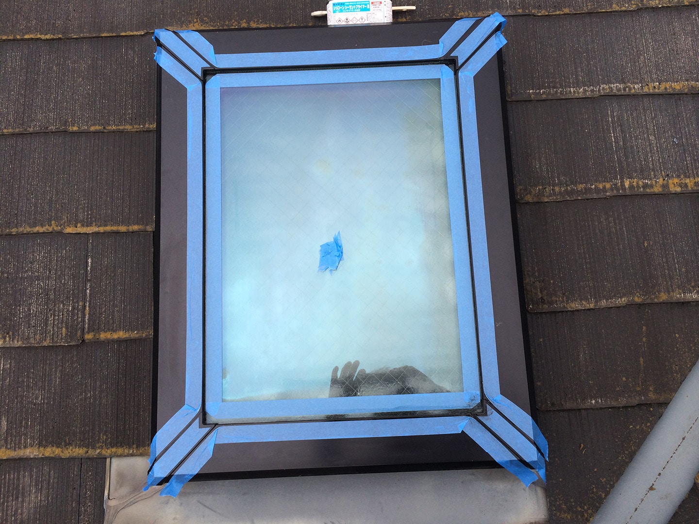 【東京都江戸川区】天窓のガラスパッキン劣化による雨漏りの修理工事の事例６