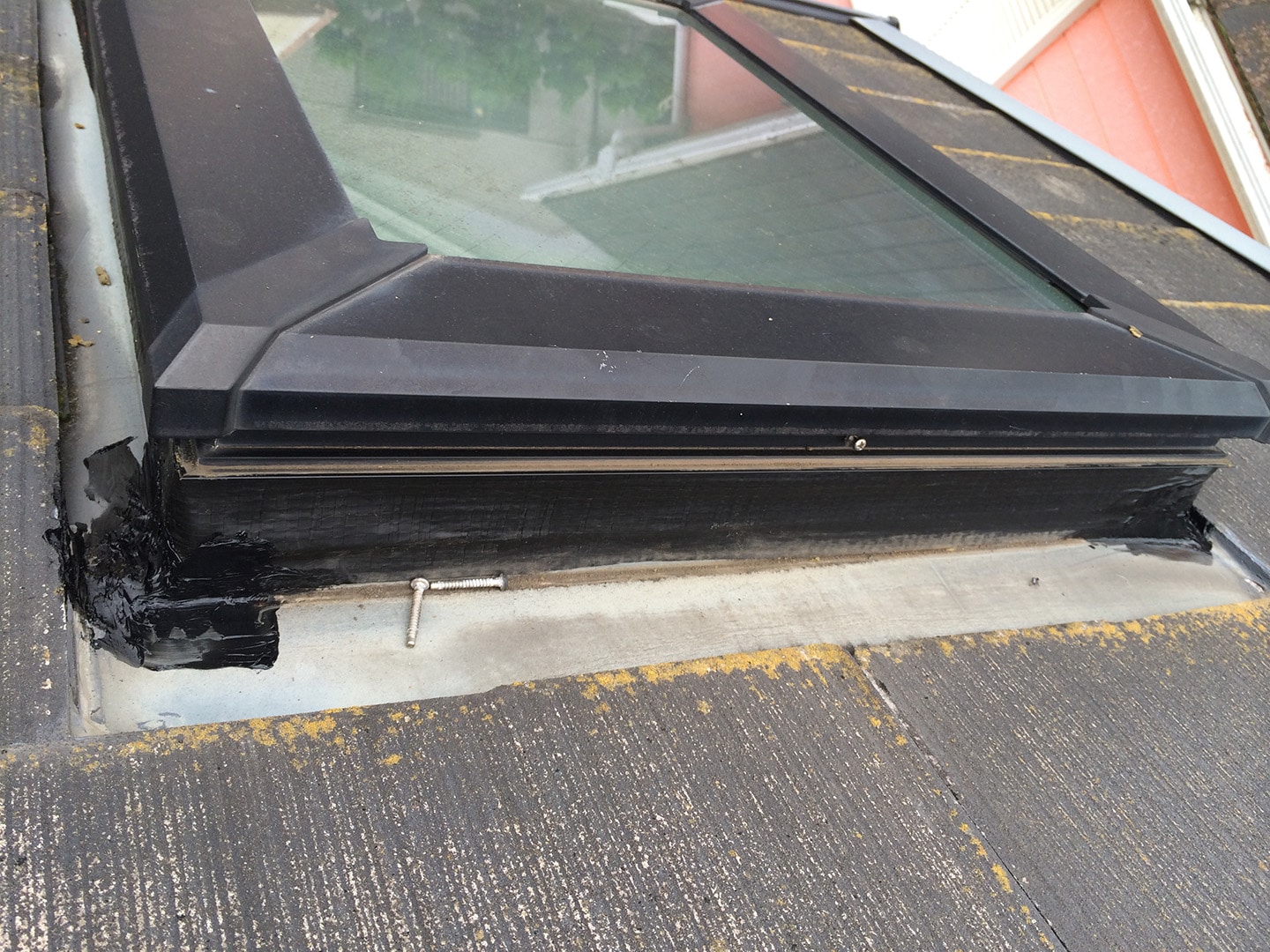 【東京都江戸川区】天窓のガラスパッキン劣化による雨漏りの修理工事の事例１２