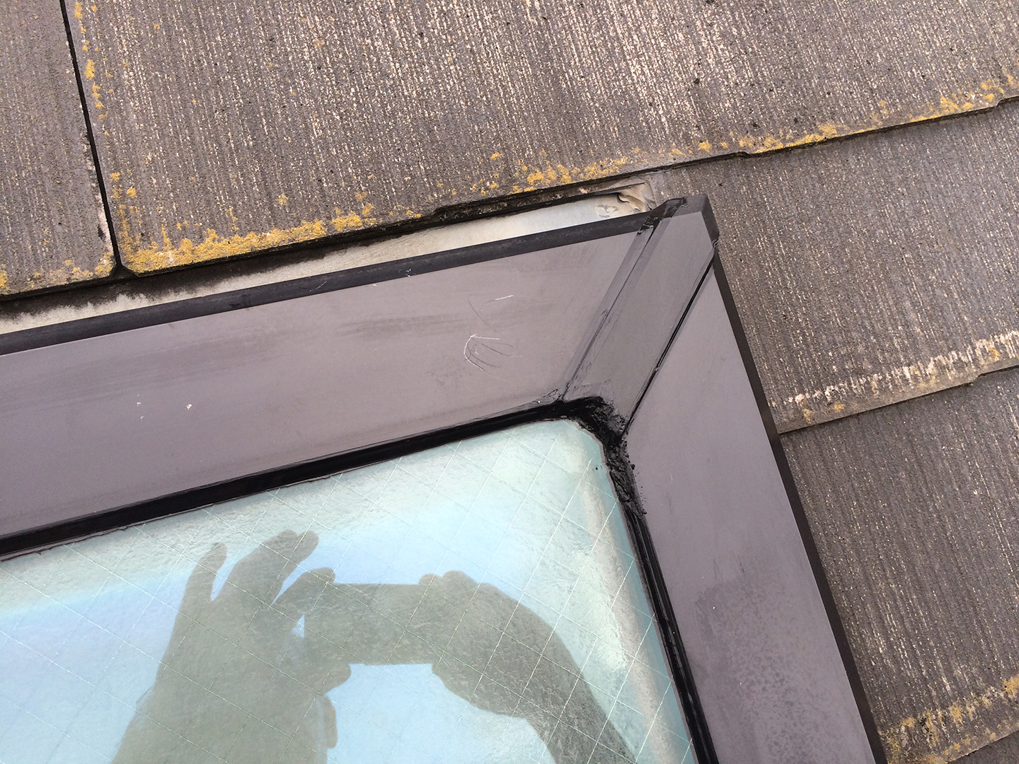 【東京都江戸川区】天窓のガラスパッキン劣化による雨漏りの修理工事の事例１３