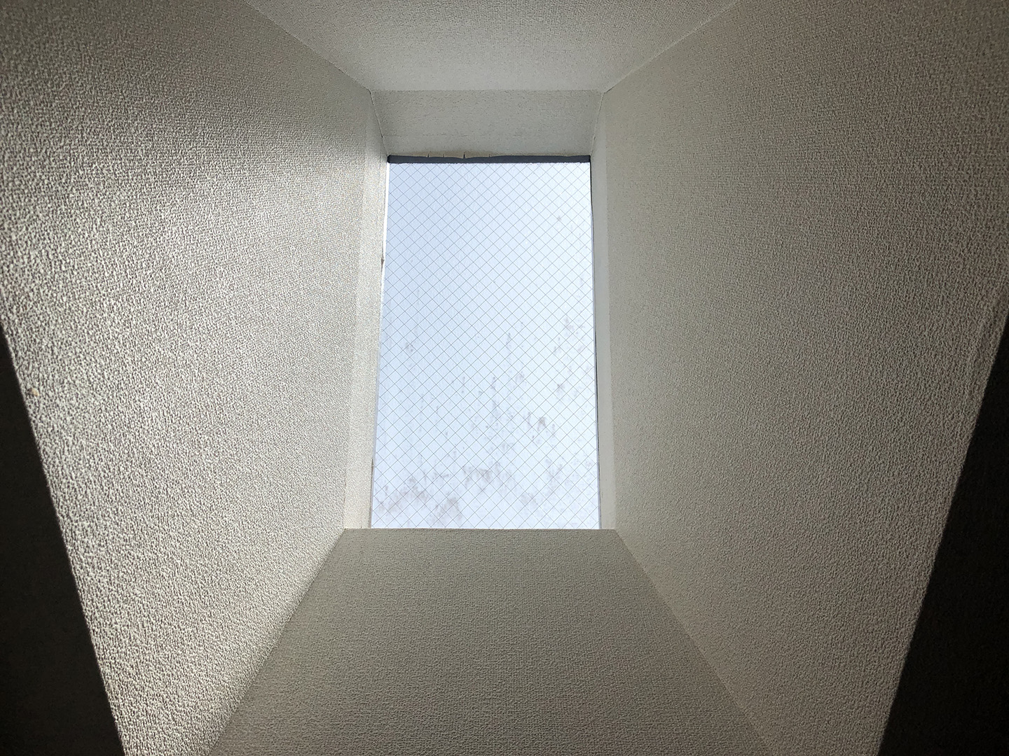 【東京都杉並区】天窓のガラスパッキン劣化による雨漏りの修理工事の事例１