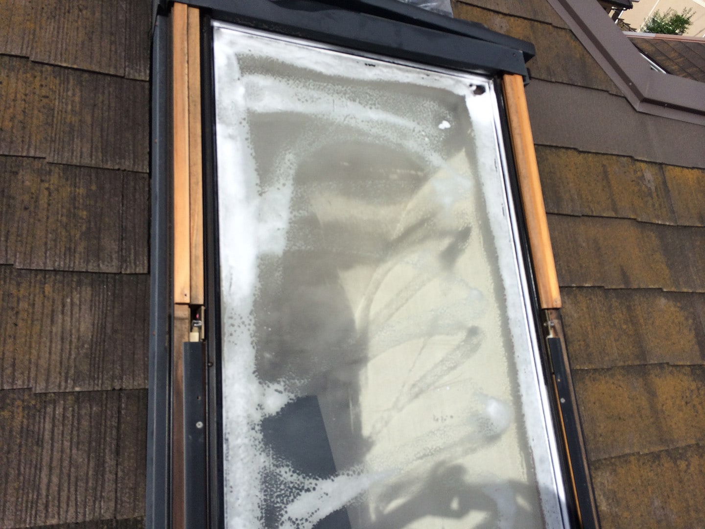 【横浜市都筑区】天窓のガラスパッキン劣化による雨漏りの修理工事の事例６