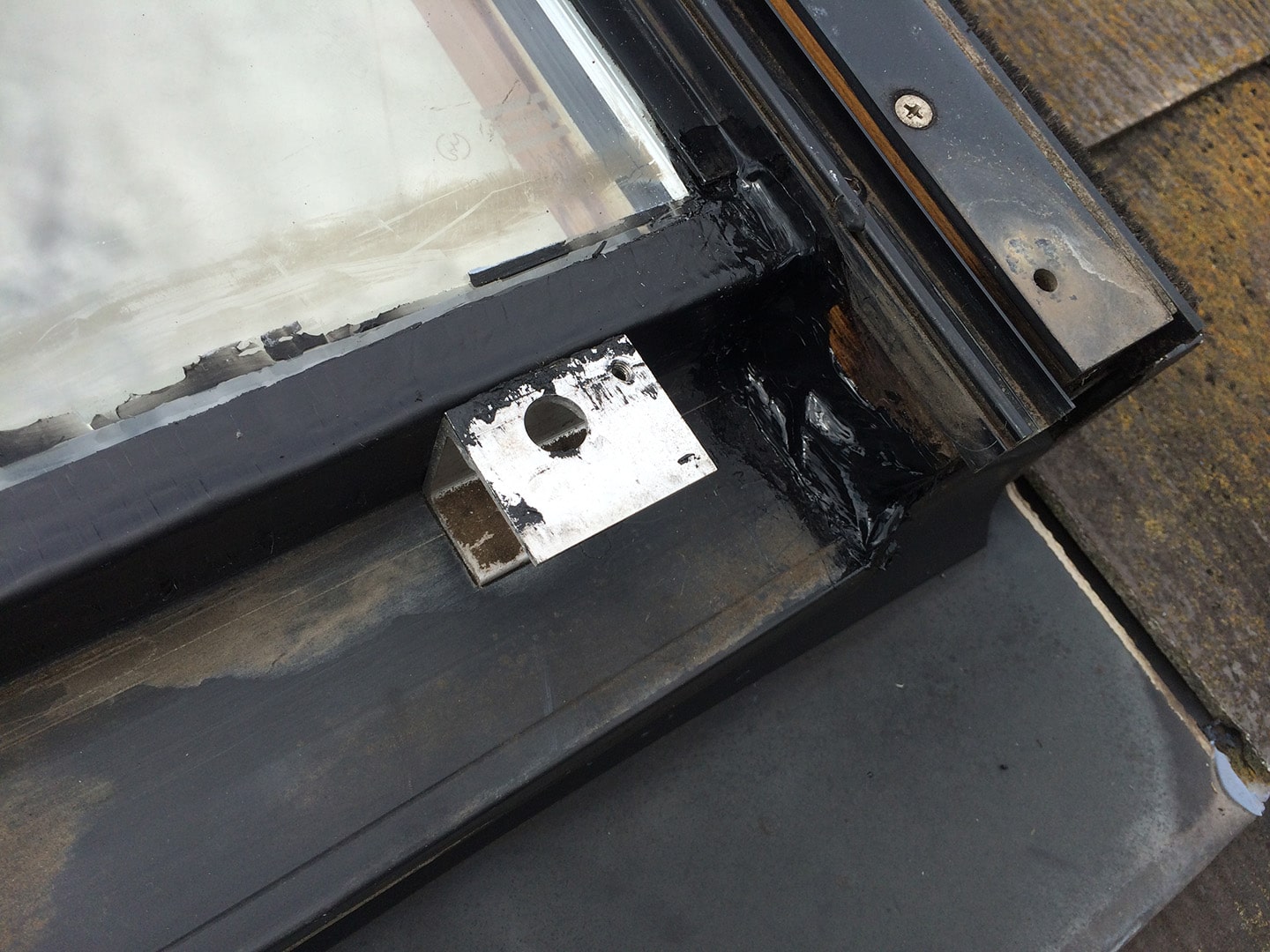 【横浜市都筑区】天窓のガラスパッキン劣化による雨漏りの修理工事の事例１０