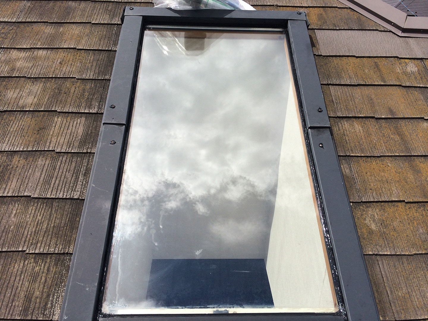 【横浜市都筑区】天窓のガラスパッキン劣化による雨漏りの修理工事の事例１３