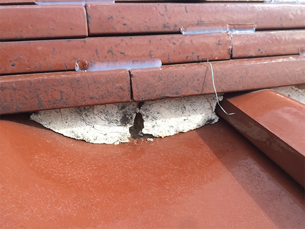 日本瓦の屋根の漆喰剥がれ１