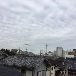 東京都杉並区で屋根の雨どいの交換工事で新しい雨どいの設置工事をしてきました。