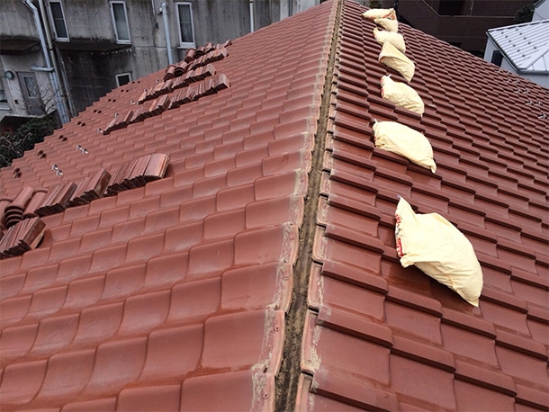 東京都杉並区、和型の釉薬瓦の屋根、棟の取り直し工事、鉄筋工法で棟瓦の土台を設置３