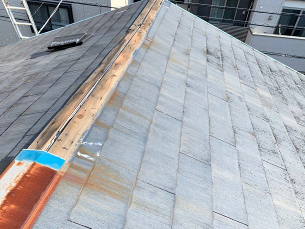 【東京都品川区】台風被災、スレート・コロニアル屋根、棟板金の交換修理工事の事例１