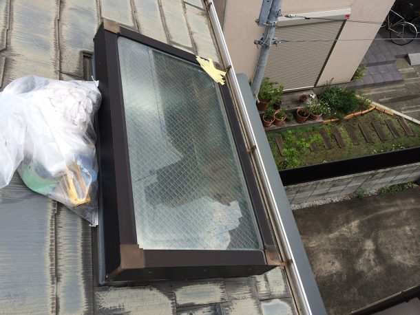 【東京都目黒区】天窓のガラスパッキン劣化による雨漏りの修理工事の事例１