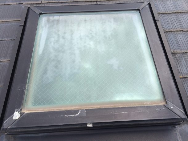 【横浜市青葉区】天窓のガラスパッキン劣化による雨漏りの修理工事の事例１