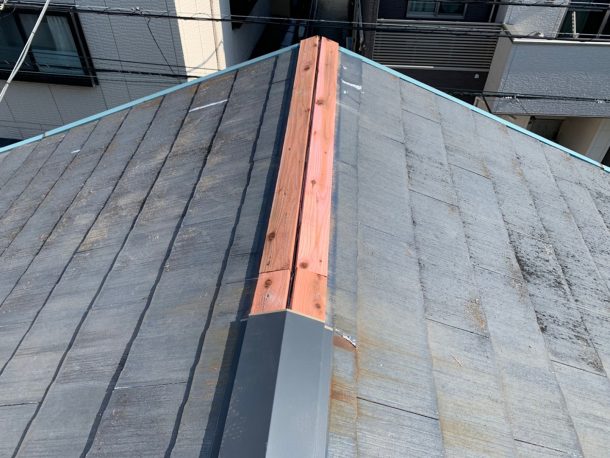 【東京都品川区】台風被災、スレート・コロニアル屋根、棟板金の交換修理工事の事例３