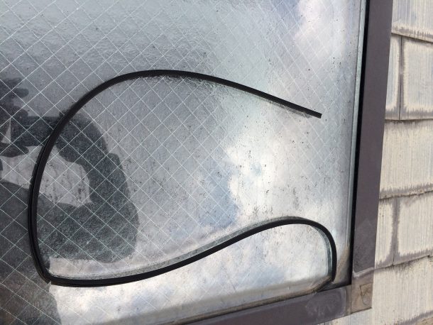 【東京都目黒区】天窓のガラスパッキン劣化による雨漏りの修理工事の事例５