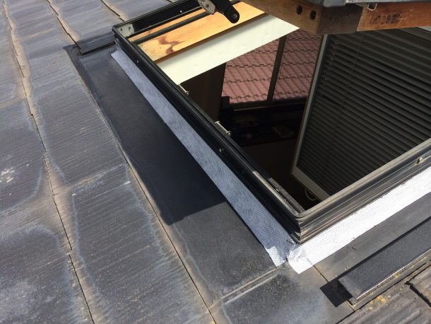 【横浜市青葉区】天窓のガラスパッキン劣化による雨漏りの修理工事の事例７