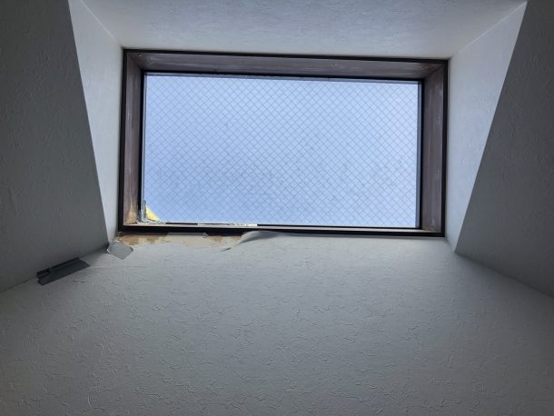 【東京都目黒区】天窓のガラスパッキン劣化による雨漏りの修理工事の事例０