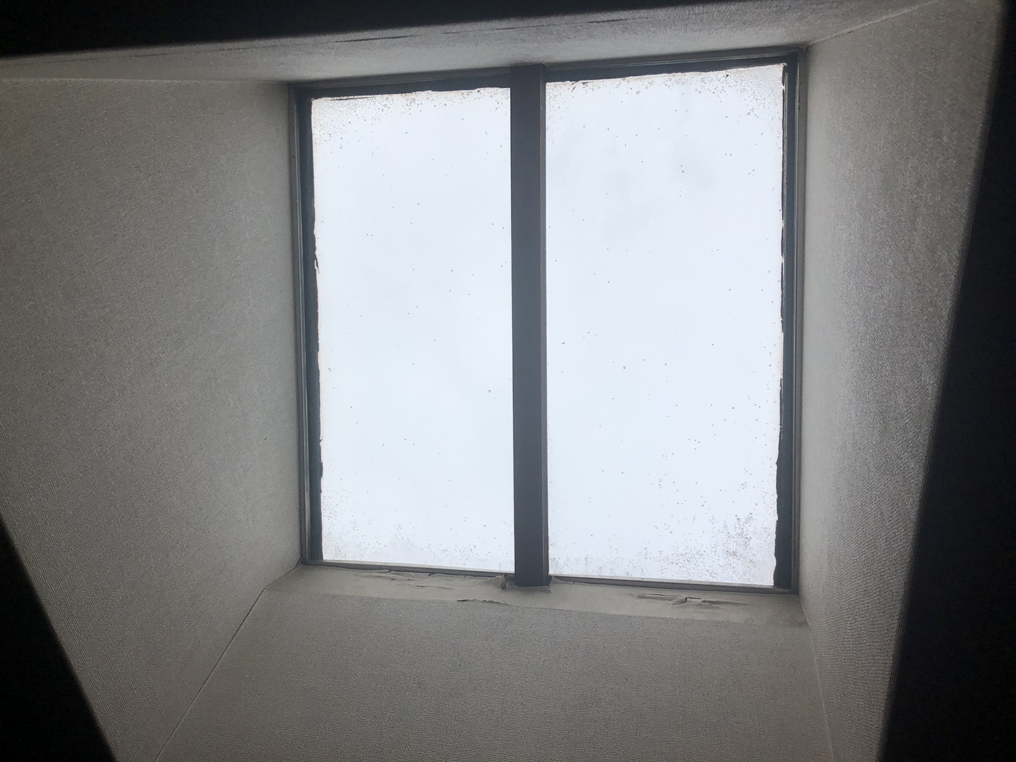 【東京都調布市】天窓のガラスパッキン劣化による雨漏りの修理工事の事例１