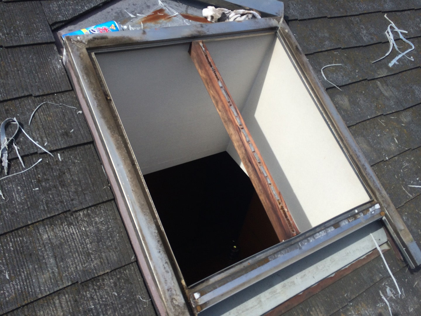【東京都調布市】天窓のガラスパッキン劣化による雨漏りの修理工事の事例６