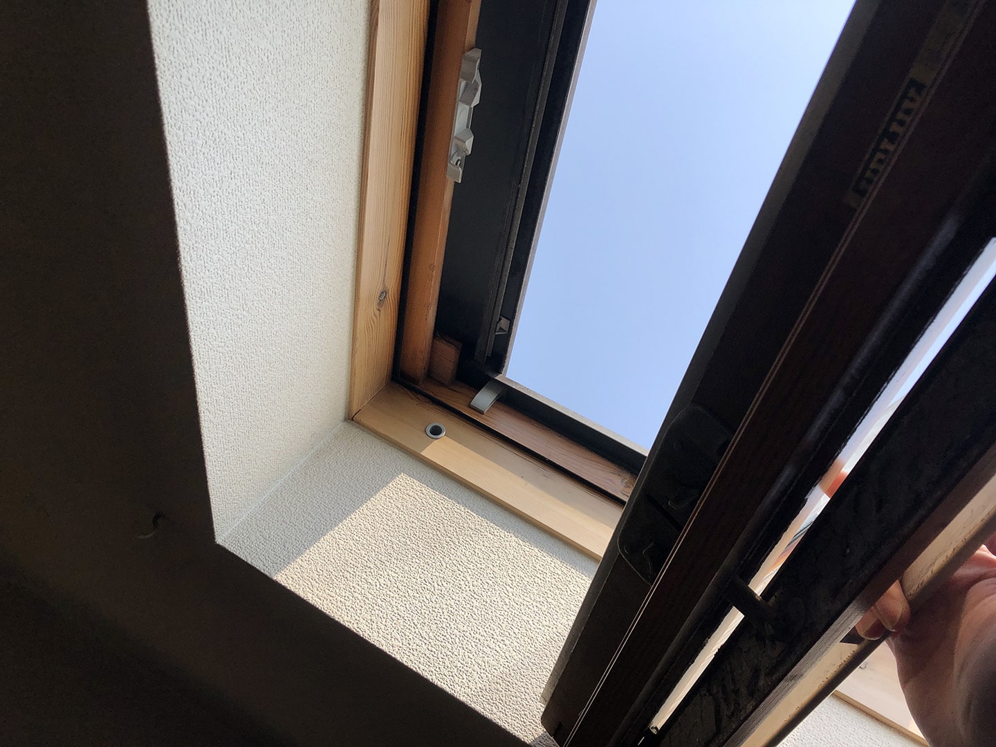【東京都稲城市】天窓のガラスパッキン劣化による雨漏りの修理工事の事例２