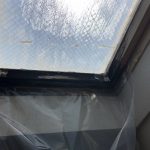 【東京都稲城市】天窓のガラスパッキン劣化による雨漏りの修理工事の事例