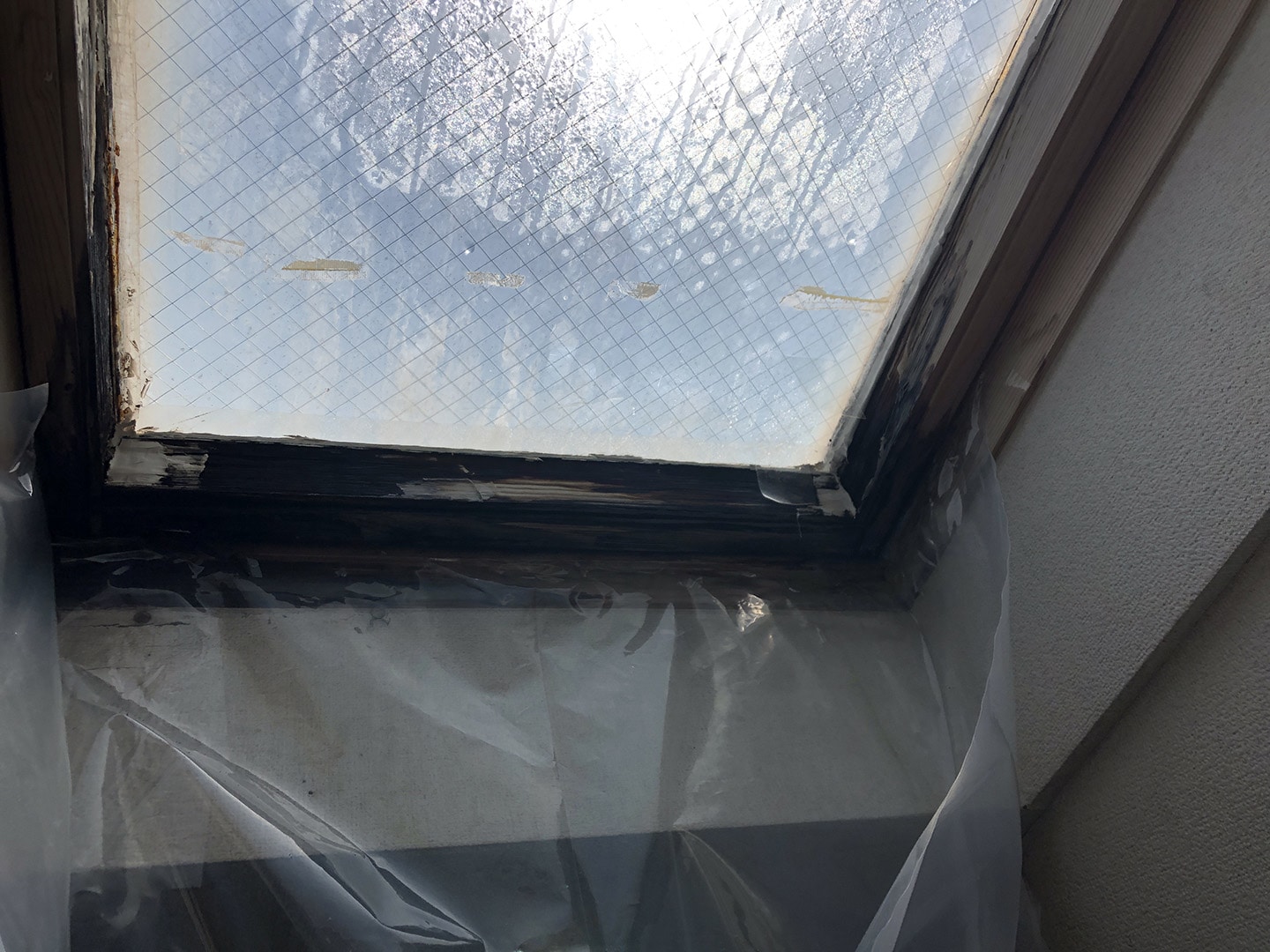 【東京都稲城市】天窓のガラスパッキン劣化による雨漏りの修理工事の事１