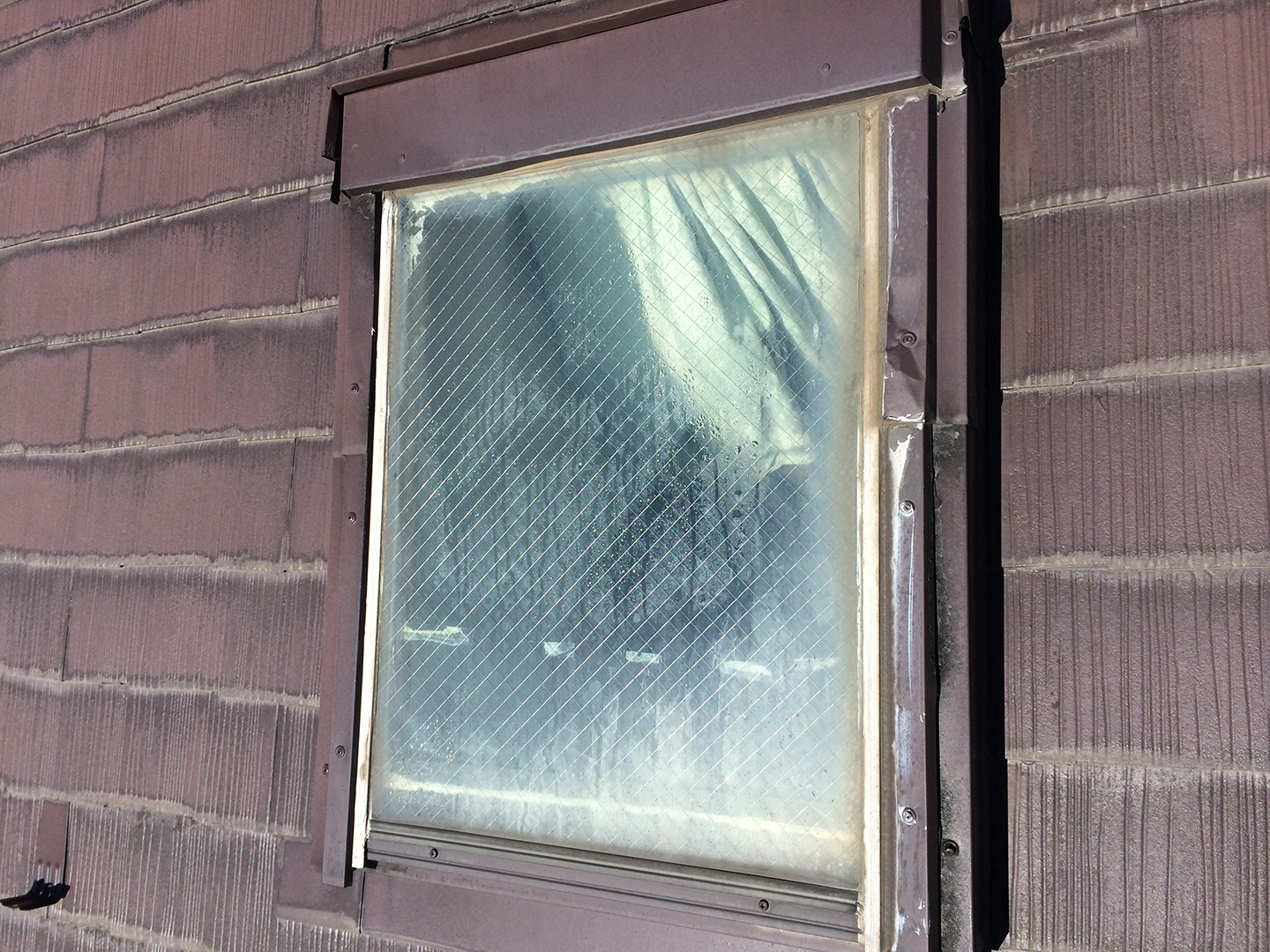 【東京都稲城市】天窓のガラスパッキン劣化による雨漏りの修理工事の事例３