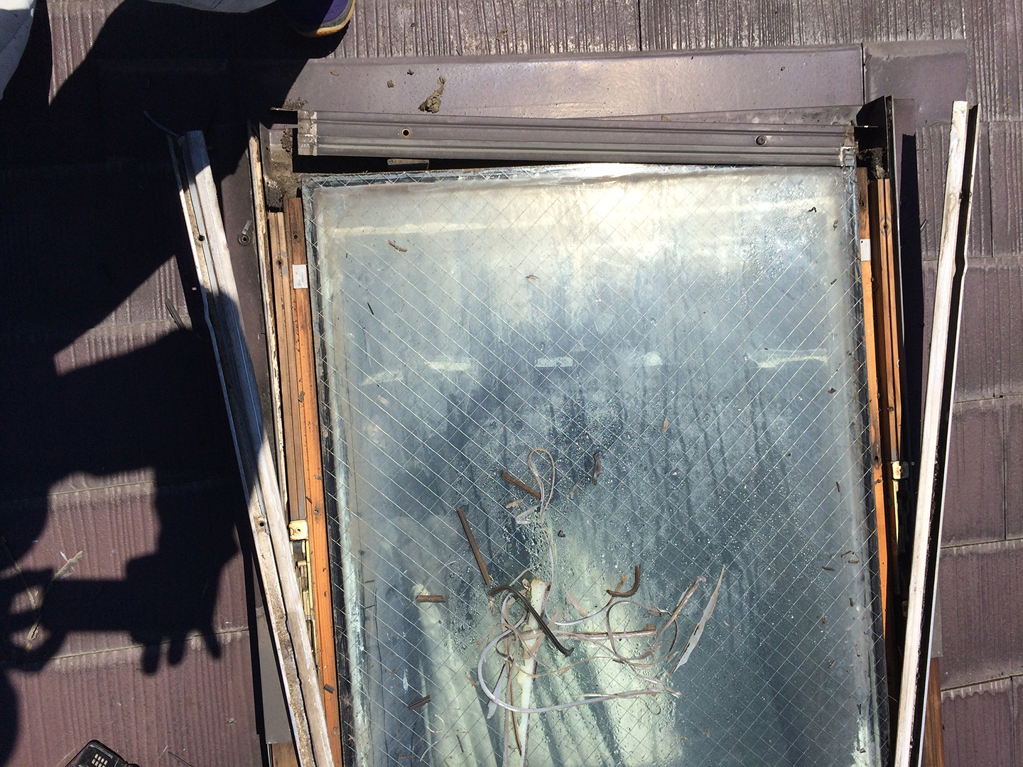 【東京都稲城市】天窓のガラスパッキン劣化による雨漏りの修理工事の事例４