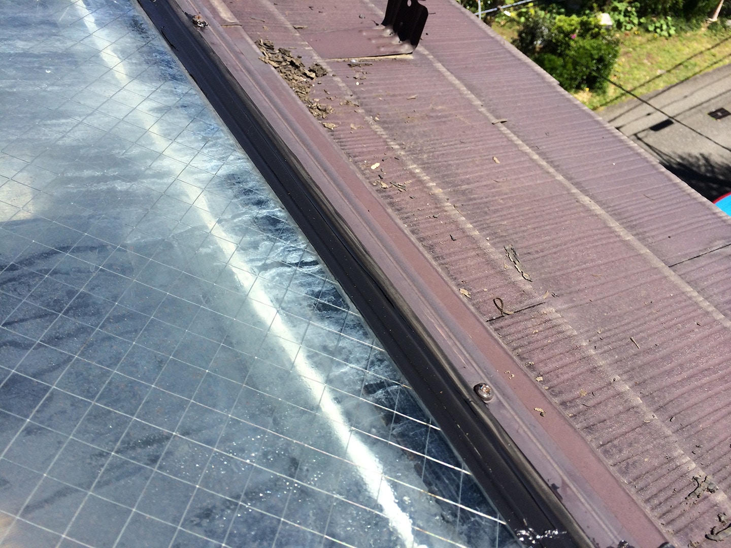 【東京都稲城市】天窓のガラスパッキン劣化による雨漏りの修理工事の事例５