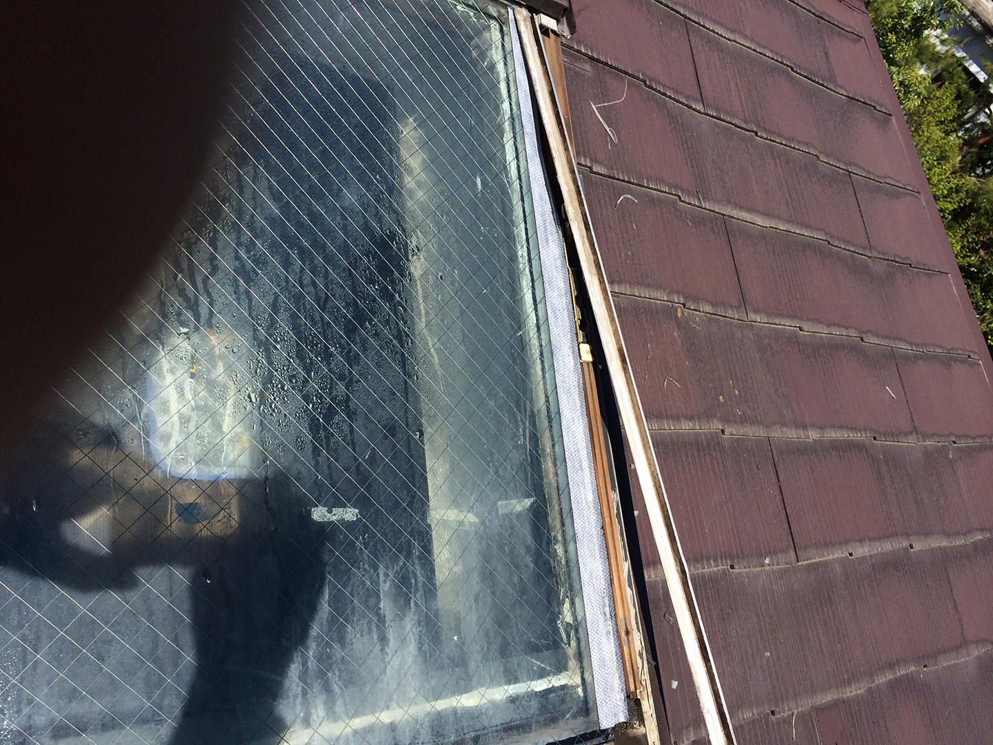 【東京都稲城市】天窓のガラスパッキン劣化による雨漏りの修理工事の事例６